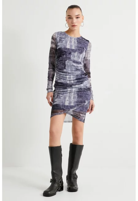 Вталена рокля с овално деколте и принт