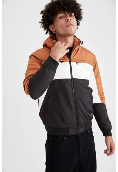 Яке с дизайн с цветен блок