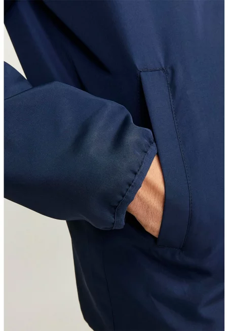 Яке с джобове встрани