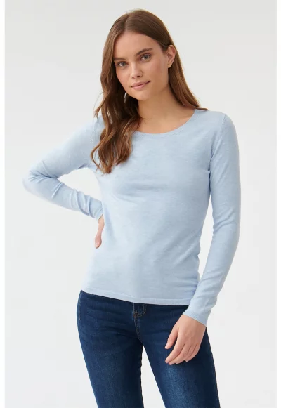 Фино плетен пуловер с овално деколте