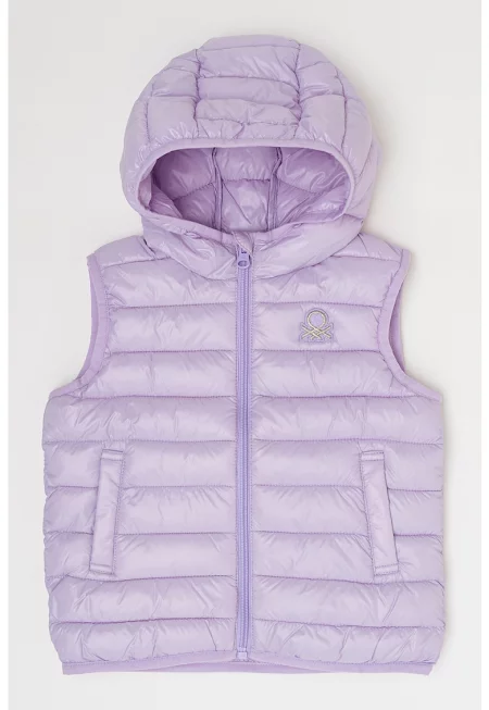 Капитониран елек с качулка