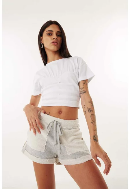 Къса тениска с овално деколте