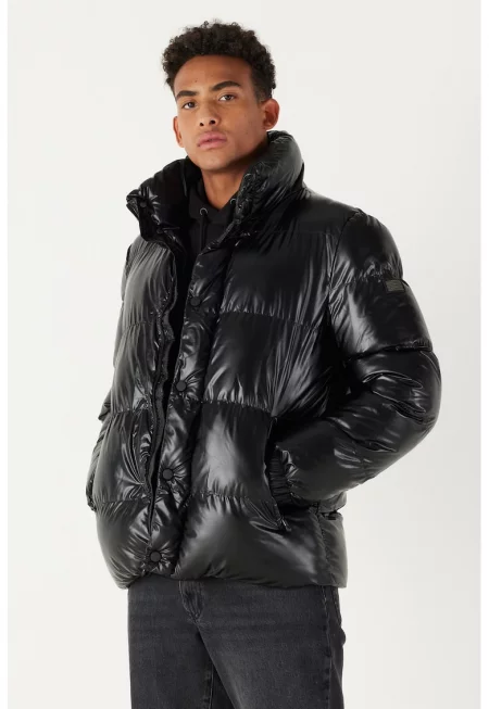 Късо непромокаемо зимно яке с висока яка