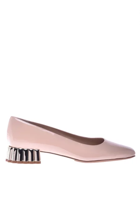 Обувки от лачена кожа с квадратен връх и масивен ток