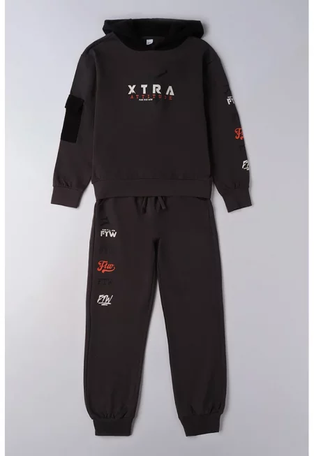 Спортен екип с надписи и джоб на ръкава