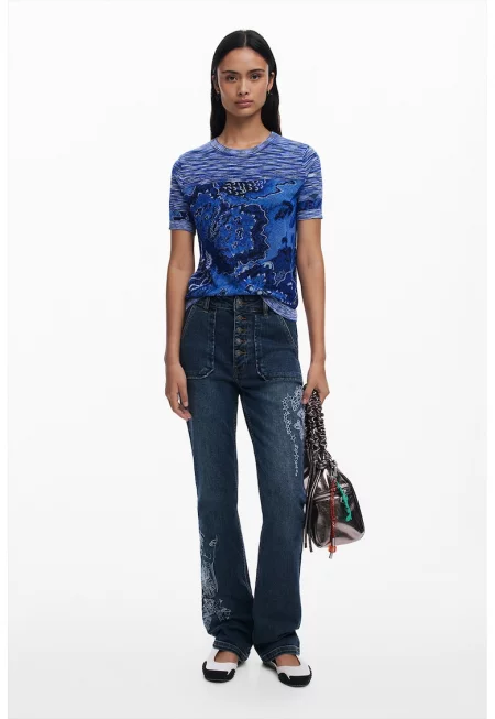 Тениска с овално деколте и десен