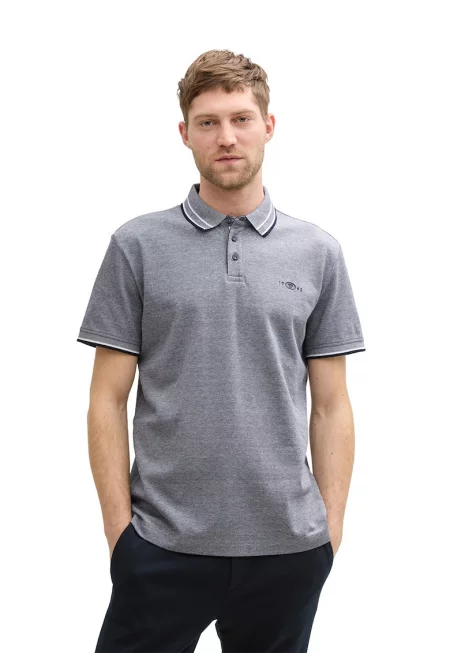 Тениска с яка и контрасти