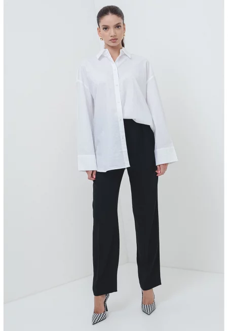 Уголемена памучна риза с остра яка - Бял