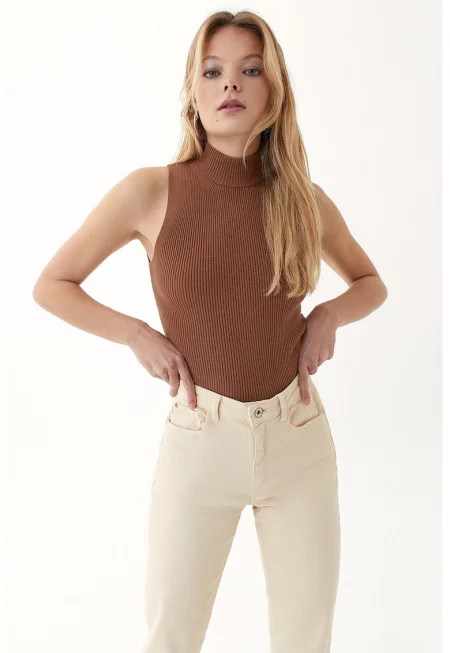 Едноцветен топ с ниска яка