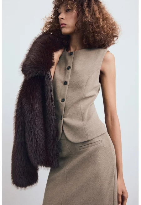 Елек с овално деколте и копчета