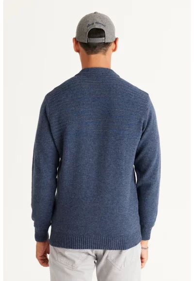 Фино плетен пуловер с овално деколте