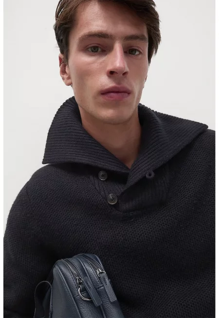 Плетен пуловер с копчета на яката