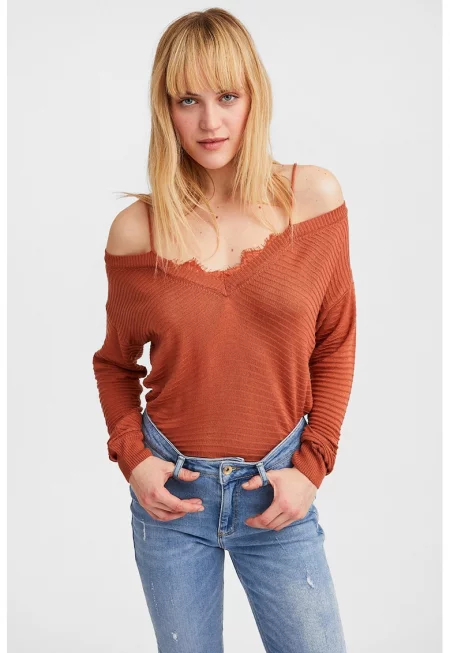 Пуловер с отвор на рамото