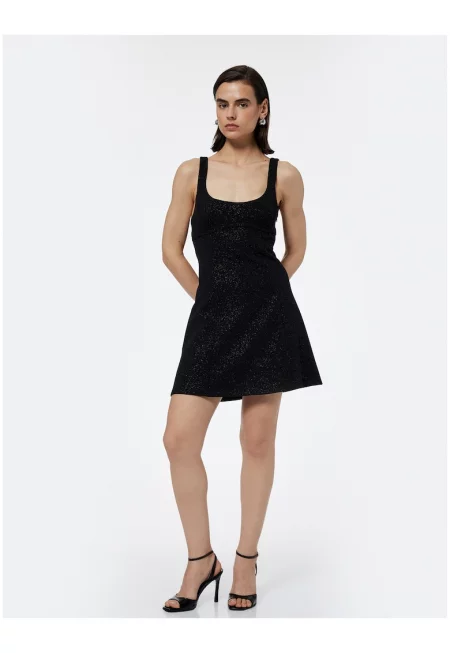 Разкроена рокля с бляскави детайли и панделка отзад