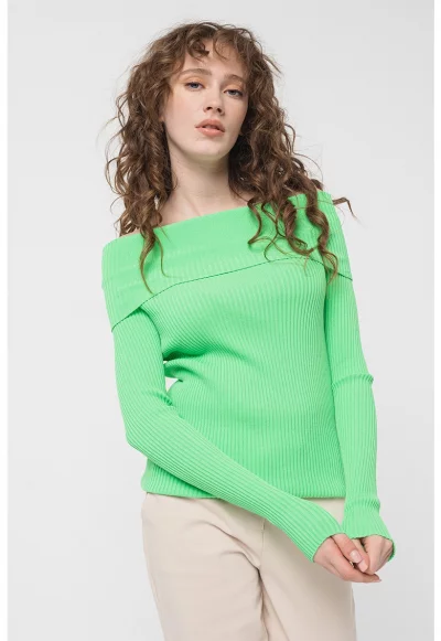 Рипсен пуловер с голо рамо