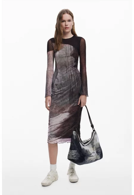 Рокля с овално деколте и вълнообразен подгъв