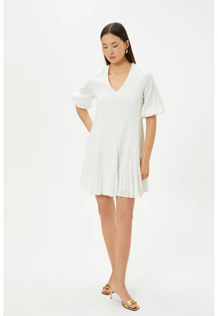 Рокля с шпиц и бухнали ръкави