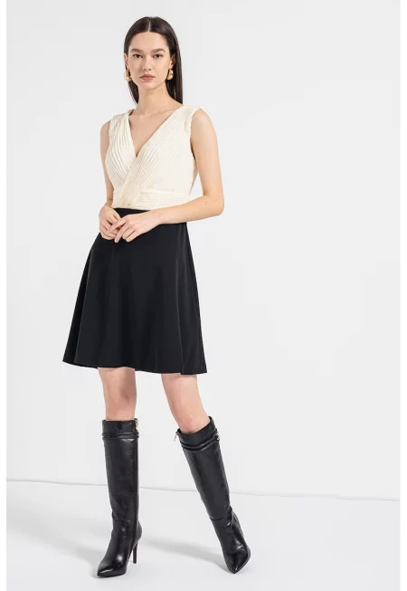 Рокля с шпиц и плисирани детайли