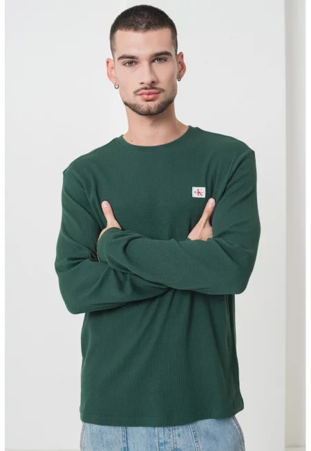 Блуза с овално деколте