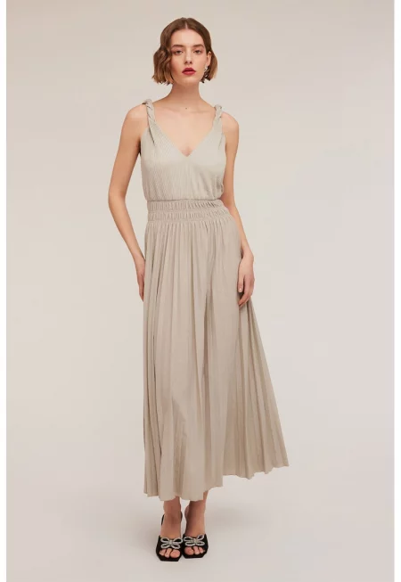 Дълга рокля с шпиц и плисе - Сиво-бежов