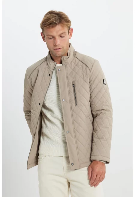 Капитонирано яке с капси