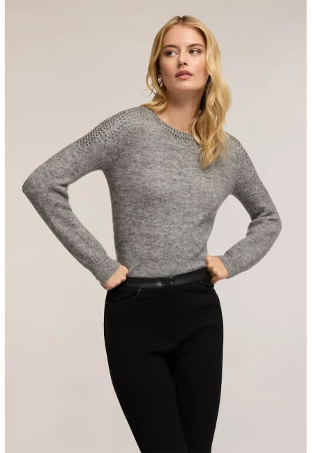 Пуловер с вълна и капси