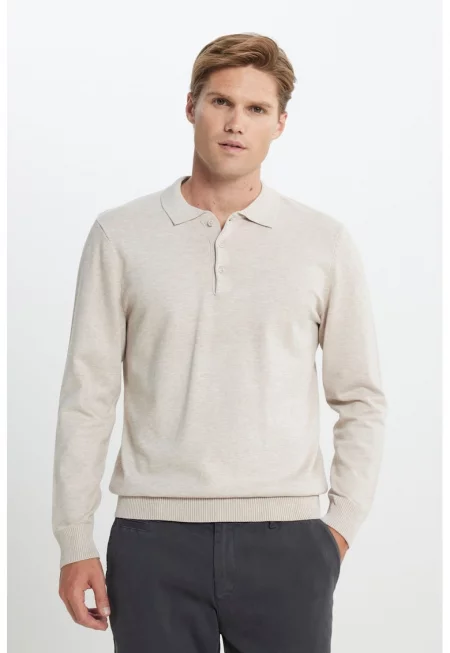 Пуловер с яка и изчистен десен