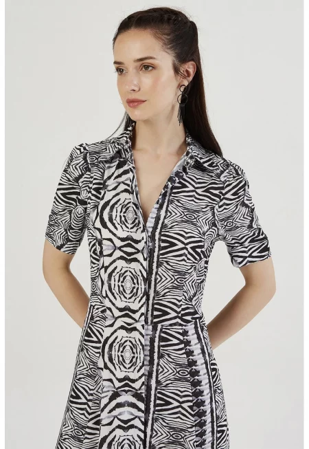 Разкроена рокля-риза с джобове - Бял/Избеляло черно