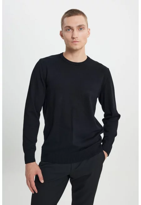 Слим пуловер с овално деколте