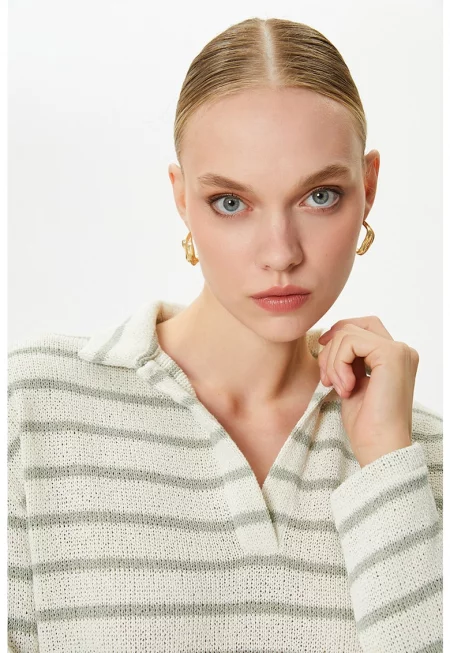 Къс раиран пуловер с яка