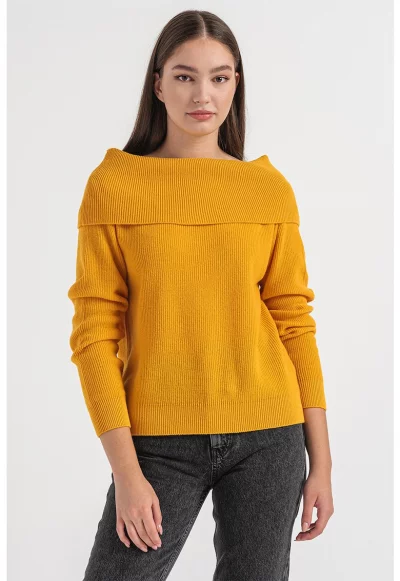 Пуловер с вълна и голо рамо