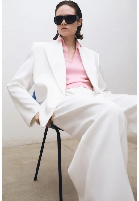 Пуловер с вълна с шпиц