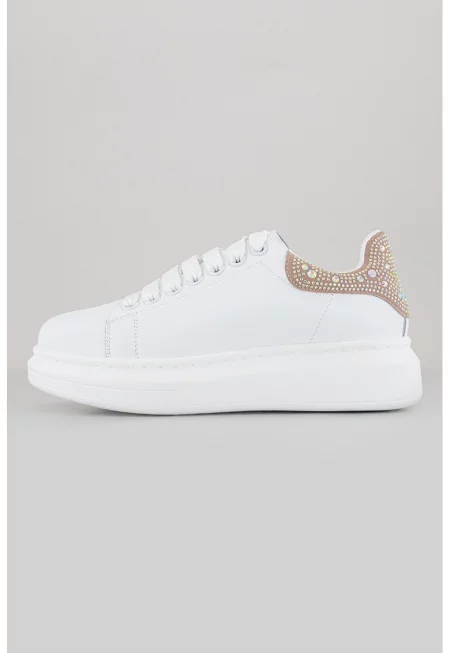 Спортни обувки от еко кожа с декоративни камъни на петата