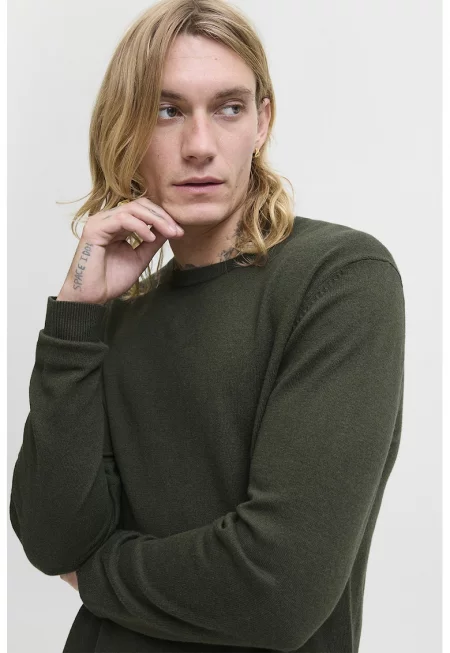 Фино плетен пуловер с овално деколте