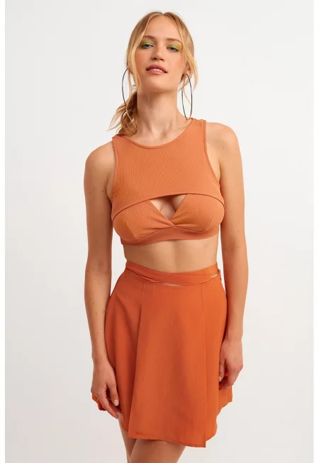 Къс топ с отвор