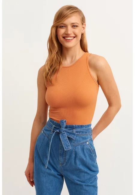 Къс топ с широки презрамки