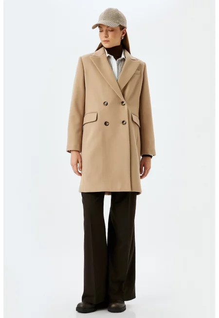 Късо двуредно палто - Бежов