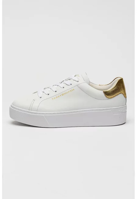 Кожени спортни обувки с равна платформа и лого - Бял/Златист