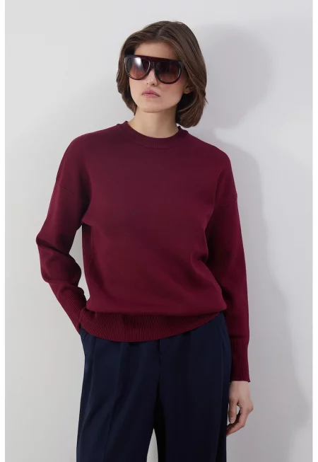 Пуловер с овално деколте