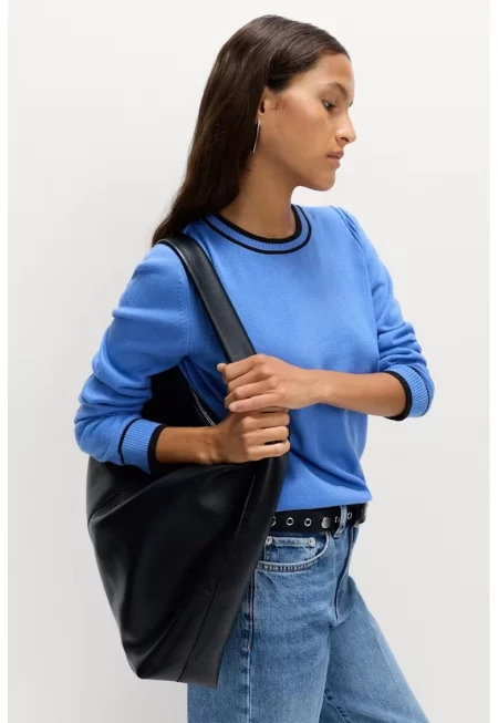 Раиран пуловер с овално деколте