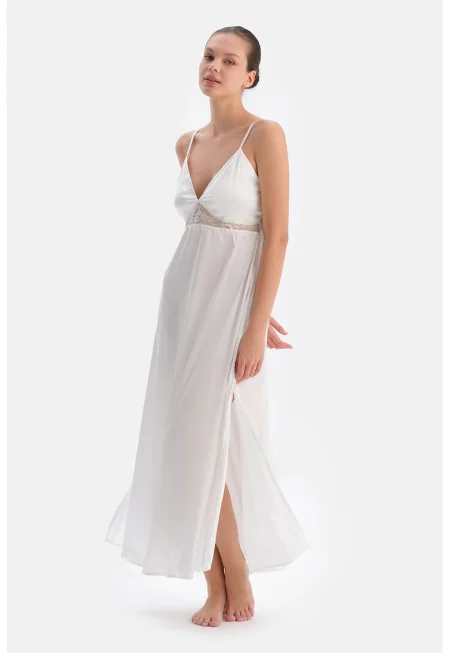 Сатинирана нощница с дантела