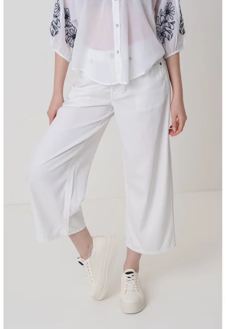 Скъсен панталон с широк крачол - Бял