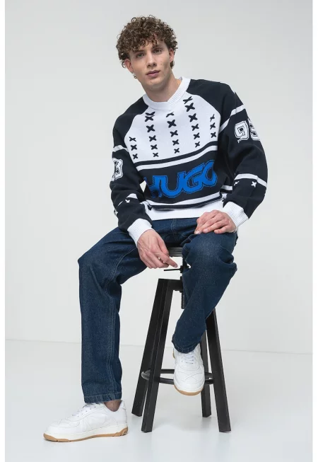 Свободен пуловер с шпиц и лого