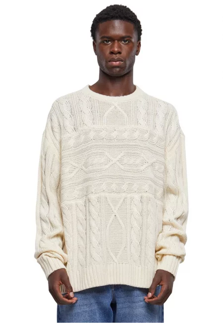 Уголемен плетен пуловер