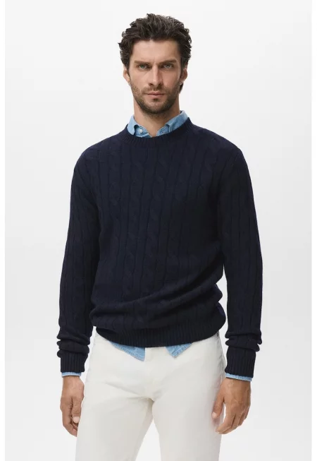 Вълнен пуловер с овално деколте