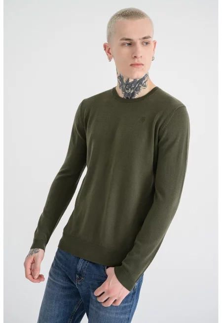 Вълнен пуловер с овално деколте