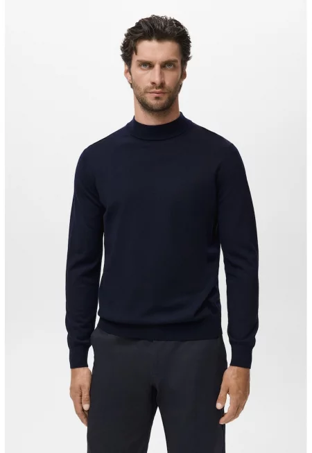 Вълнен пуловер с овално деколте