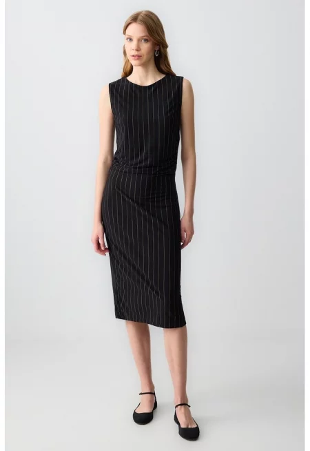 Вталена рокля с райе - Черен