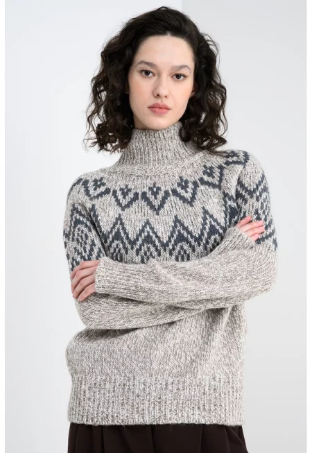 Десениран пуловер с висока яка
