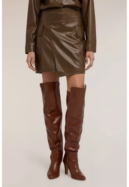 Къса асиметрична пола от еко кожа